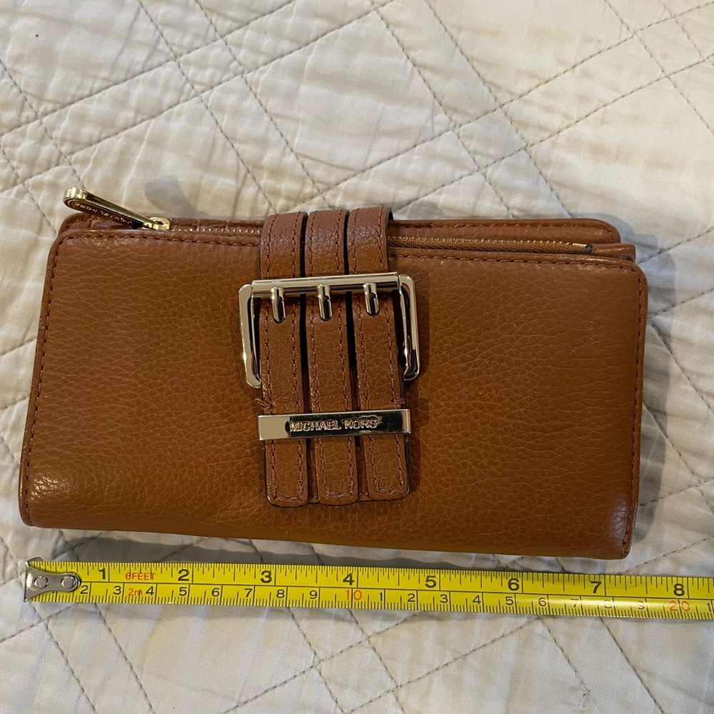 Beautiful authentic rich brown Michael Kors wallet-just used a few times - Picture 2 of 5